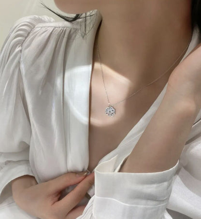 Retro Magnetic Folding Heart Necklace - Four-Leaf Clover Pendant Clavicle Chain Jewelry Gift for Women